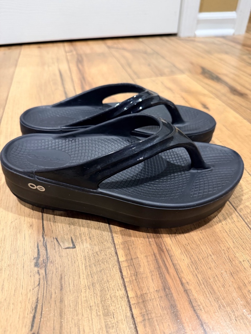 OOFOS Black Women's OOlala Platform Flip Flops - Picture 4 of 8